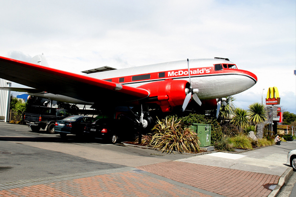 將舊飛機改造成了麥當勞餐廳。（圖片來源／weezbo）