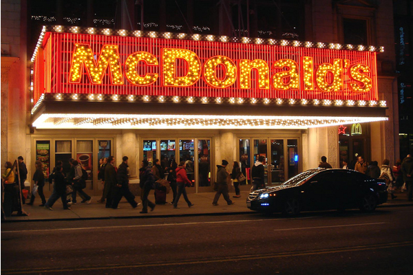 裝飾滿燈泡充滿百老匯風格的麥當勞。（圖片來源／chillhour）