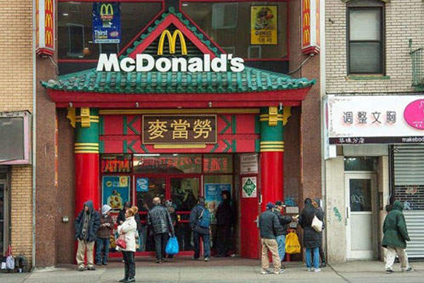 中國城裡的麥當勞，打造東方味十足店面。（圖片來源／weezbo）