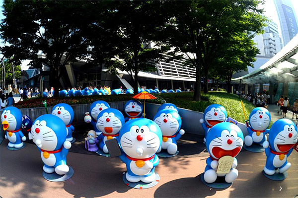 66隻造型不同的哆啦A夢出沒。(圖片來源／テレビ朝日 夏祭り）