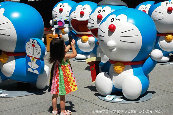 每隻哆啦A夢腳下都有QR – code可以掃描(圖片來源／テレビ朝日 夏祭り）