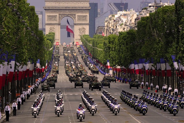 法國的閱兵在世界最美的香榭麗舍大道展現他們的英姿。（圖片來源／discover walks ）