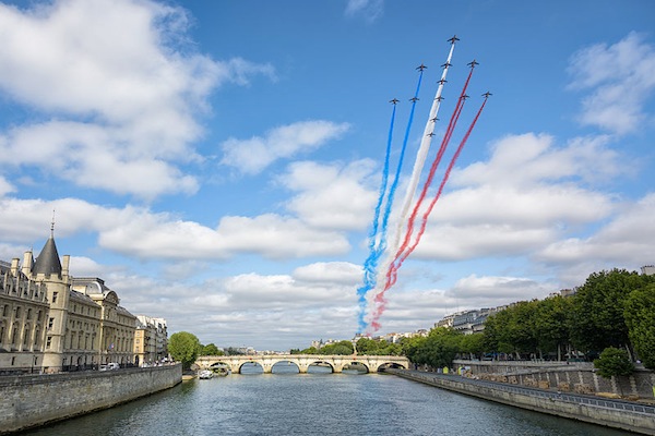 Patrouille De France 到法國國慶日閱兵時在觀眾上頭留下法國國旗三色：藍、白、紅 。（圖片來源／Creative Common ）