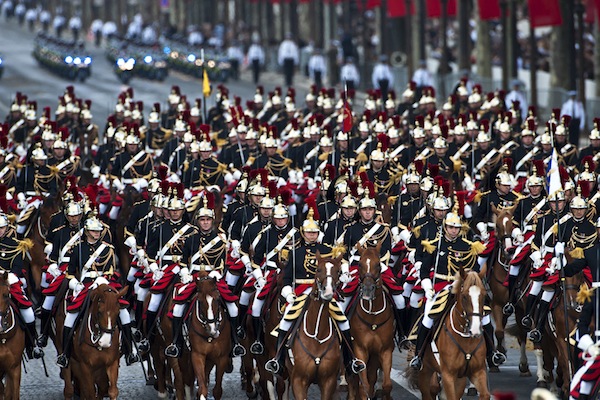 法國共和國衛隊是由拿破崙於十九世紀所創制的，其所穿著的傳統服裝真是吸引觀眾的眼睛 。（圖片來源／Spectacle Verdun ）