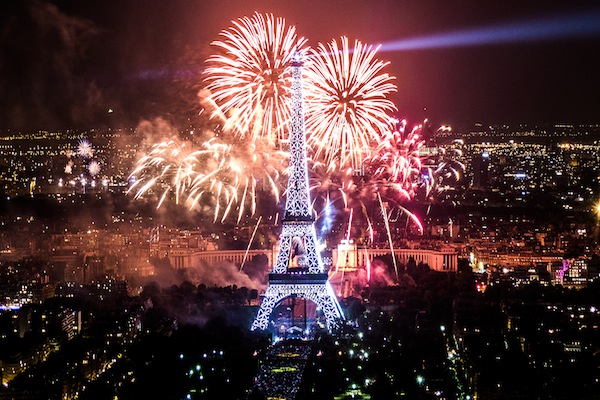 埃菲爾鐵塔與煙火共同呈現出巴黎多情又浪漫風景。（圖片來源／Yann Caradec Via Flickr ）