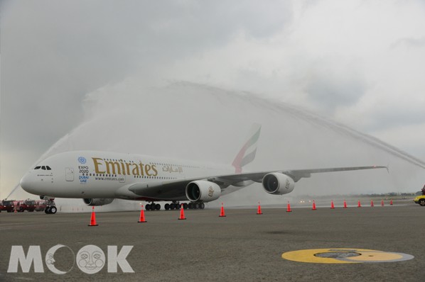 阿聯酋航空A380首次抵台灑水儀式。(圖片提供／阿聯酋航空)