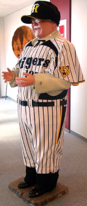 2012年身著阪神虎球衣的肯德基爺爺。（圖片來源／KFC.jp）