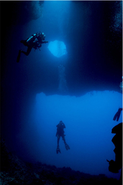 美麗神秘的藍洞為潛水愛好者都夢想聖地。（圖片來源／fabuloustraveling）