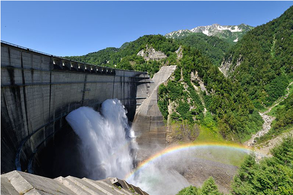 每秒超過10噸洩洪量景色壯闊‧讓人驚呼連連。（圖片來源／kurobe-dam）