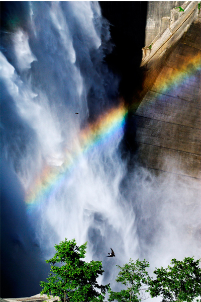 放水時，水氣瀰漫隱約可以見到美麗的彩虹出現。（圖片來源／alpen-route）