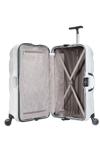 Samsonite LITE-LOCKED-內裝附有交叉型綁帶以固定行李，中間分隔墊的設計及側邊儲藏袋提升收納空間。（圖片提供／新秀麗）