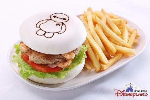 火箭餐廳推出杯麵漢堡。（圖片來源／香港迪士尼樂園 Hong Kong Disneyland）