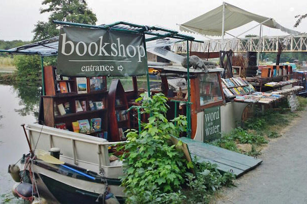 小小的水上二手書店，會沿著運河移動停靠。（圖片來源／Word On The Water）