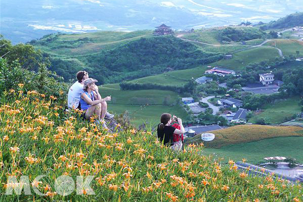 坐在山坡上，將美麗的風景收進眼底。（圖片來源／中華綠生活休閒發展協會）