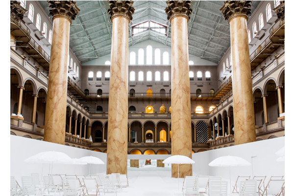 美國國立建築博物館在館內打造互動作品海灘，不只球海還放置了海灘椅讓大家休息。（圖片來源／dezeen）