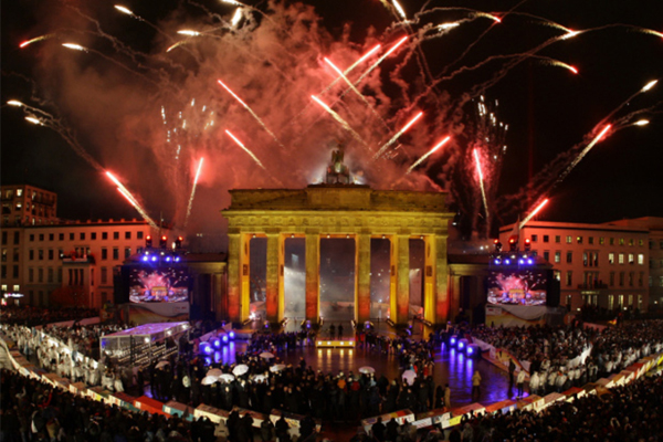 柏林在跨年夜會舉辦全球最大露天跨年派對。(圖片提供／tagesspiegel）