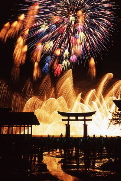 絢爛的花火，為夏日夜晚寫下最美篇章。（圖片來源／visit-miyajima-japan）