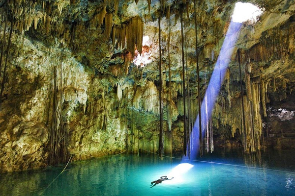 最深的洞穴裡，藏著美麗的水池。（圖片來源／amusingplanet）