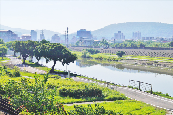 雙溪兩岸綠意盎然，踩踏著一地的清涼。（圖片來源／台北旅遊網）