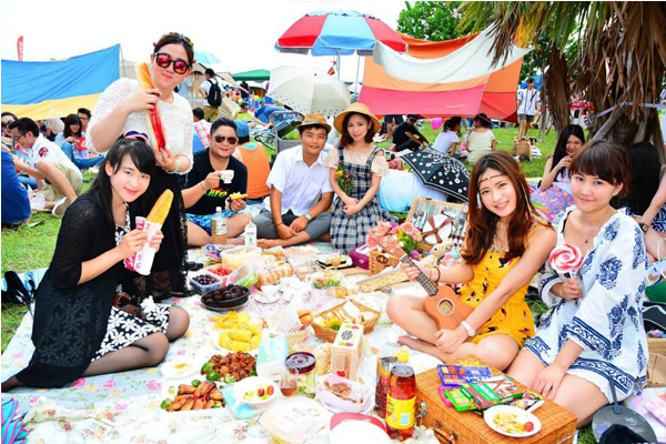 大家聚在一起，享受野餐美食話家常。（圖片來源／旅遊生活頻道）