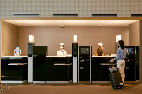 由不同的機器人在櫃檯提供住房服務與詢問。（圖片來源／Henn-na Hotel）