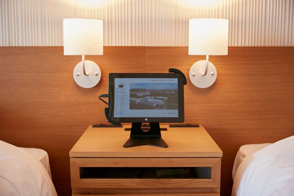 房間裡的電腦可以依照房客需求進行服務。（圖片來源／Henn-na Hotel）