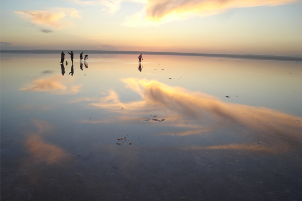 圖茲鹽湖映照出天空景色小人們彷彿置身天空中（圖片來源／ihlsozluk）
