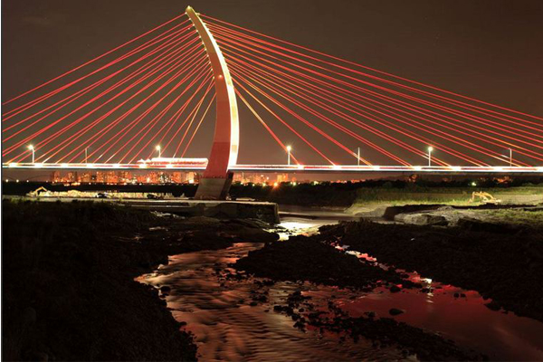 夜晚的中正大橋，打上燈光後散發優雅氣息。（圖片來源／新竹縣政府）