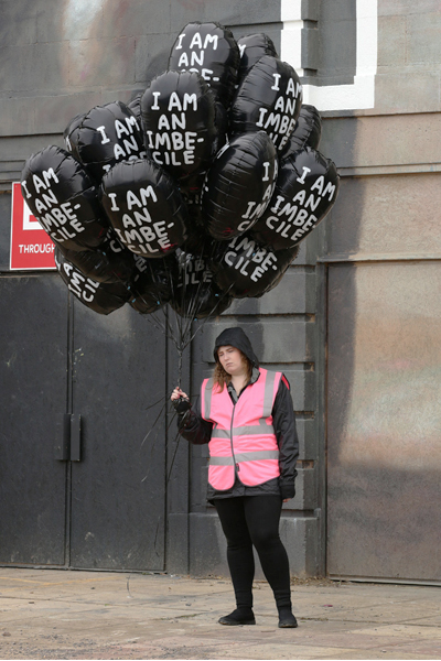 氣球上寫著我是笨蛋。（圖片來源／Dismaland）