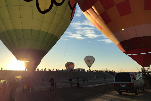 一個個充飽了氣的熱氣球，帶著滿滿的希望準備升空。（圖片來源／Saga International Balloon Fiesta）