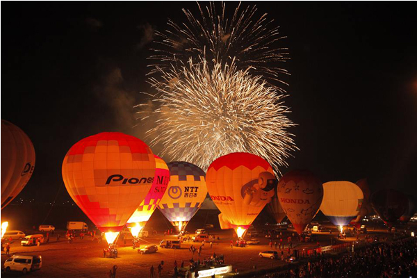 夜裡活動依舊精采，現場將會舉辦燈火秀節目。（圖片來源／Saga International Balloon Fiesta）