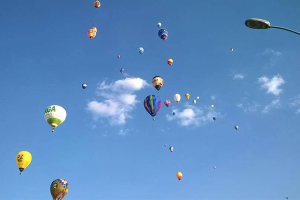 看著熱氣球緩緩飛向藍天，感覺特別療癒。（圖片來源／Saga International Balloon Fiesta）