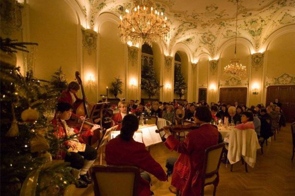 每週聖彼得餐廳都會舉辦莫札特晚宴，演出莫札特作品。（圖片來源／thedailybeast）