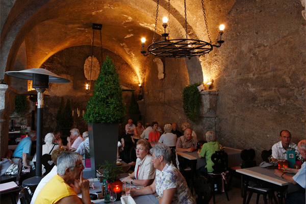 餐廳最初為修道士用來釀酒的酒窖，後改建為餐廳使用。（圖片來源／cntraveler）