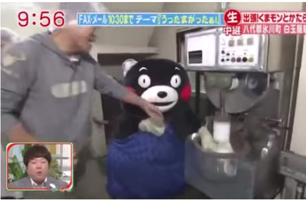 熊本熊手套掉進搗麻糬機器裡。（圖片來源／youtube）