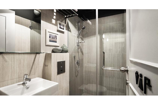 衛浴空間採乾溼分離，空間充滿設計感。（圖片來源／thepod）