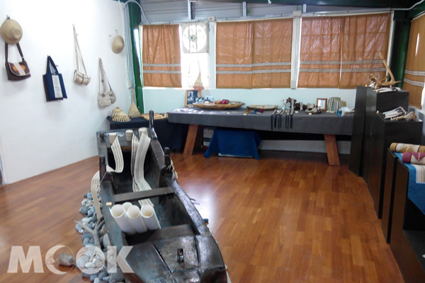 新社香蕉絲工坊二樓編織成品展覽廳內部。(攝影/楊笙平)
