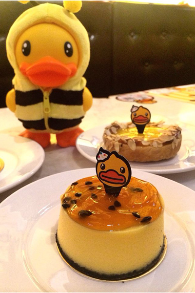 B.Duck Pop-up Café推出一系列小鴨黃的餐點。（圖片來源／B.Duck Fan Page）