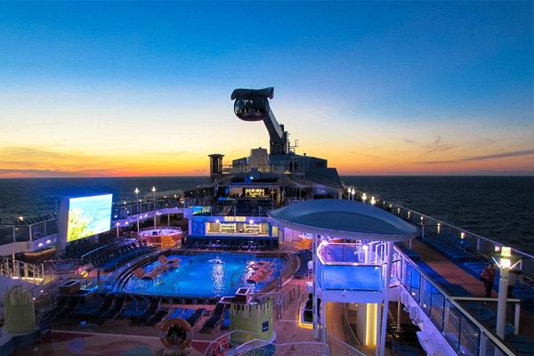 海洋量子號的露天游泳池及吊臂式景觀台。（圖片來源/Cruise Fever）