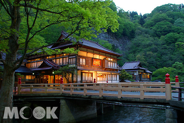 位於福島縣的向瀧旅館始於江戶時代，以溫泉與良好的餐飲服務聞名。(圖片提供／樂天旅遊)