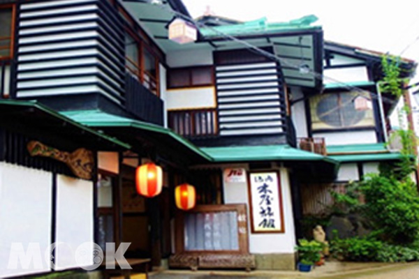 位於鳥取縣的藍宿木屋旅館，從房間即可望見旅館前的河流。(圖片提供／樂天旅遊)