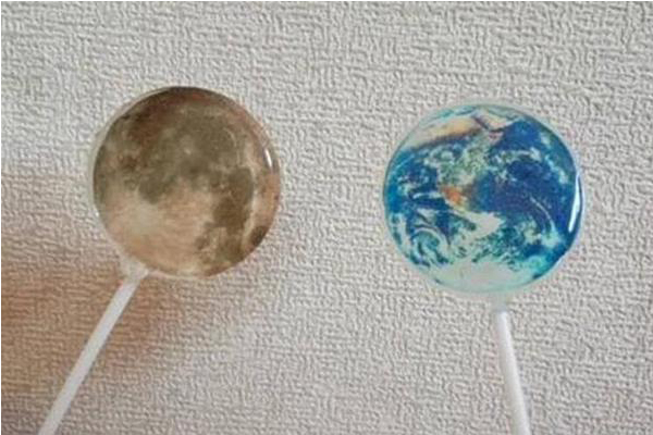 除了地球另外還有月球口味棒棒糖。（圖片來源／twitter）