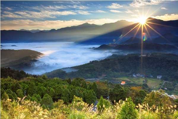 金龍山曙光，耀眼動人。（圖片來源／日月潭觀光風景區）