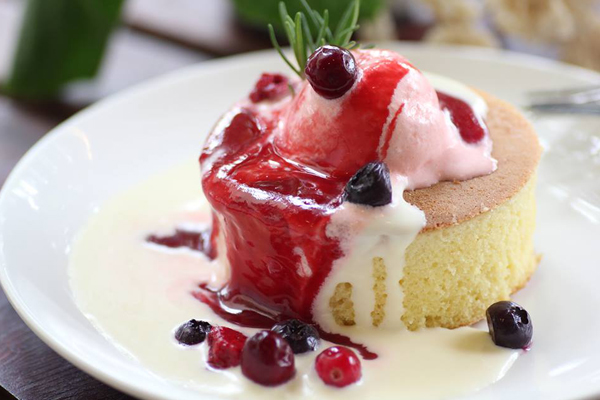 野莓厚燒鬆餅。（圖片來源／Butter 巴特 Brunch&cafe）