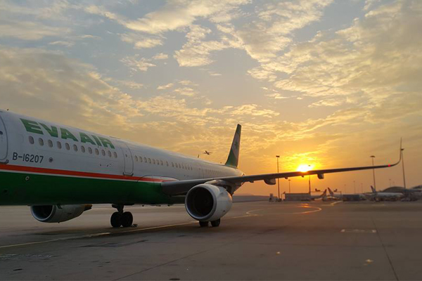 長榮等4家航空已開放手機在「飛航模式」下能全程使用。(圖片來源/長榮航空)