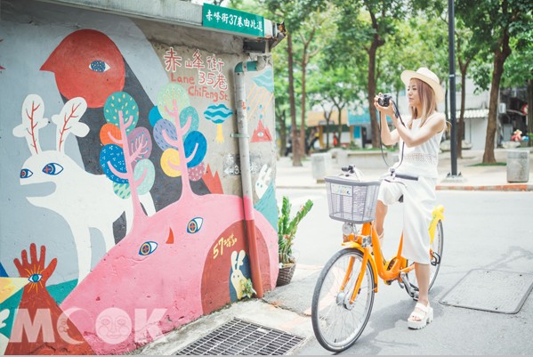 歌手丁噹出書《我愛上的．臺北生活》，分享她在台北遊逛大街小巷的心情點滴與私房景點。(圖片提供／相信音樂)