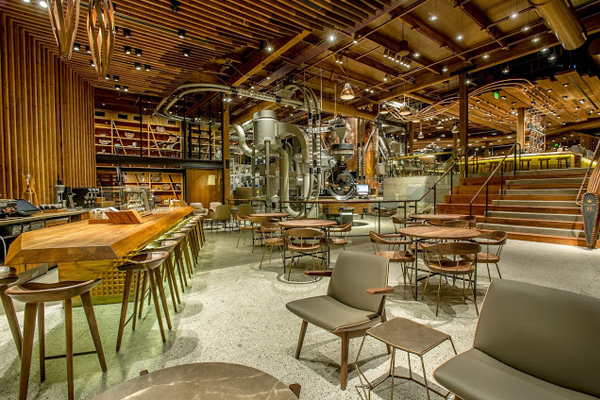 來西雅圖別忘了走進店裡來一杯咖啡!（圖片來源／Starbucks Reserve Roastery and Tasting Room_Customers at Main Bar）