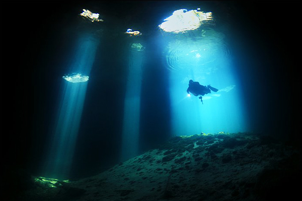 神秘的水下洞穴，透了光以後有種神秘美感。（攝影／Anatoly Beloshchin）