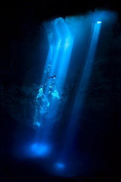 光柱中的潛水者。（攝影／Anatoly Beloshchin）
