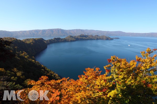 人氣旅遊勝地青森十和田湖可欣賞秋日的紅葉美景。(圖片提供／創造旅行社)